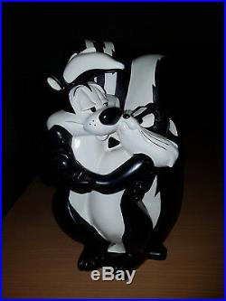 Extremely Rare! Looney Tunes Pepe Le Pew Cuddling Big Figurine Statue