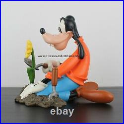 Extremely rare! Goofy gardening. Big Fig. Big statue. Walt Disney