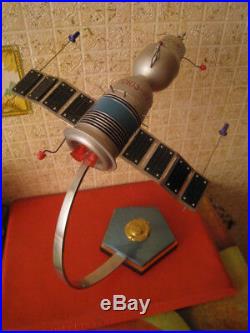 VTG BIG SOVIET RUSSIAN PRESENTATION SPACE MODEL METAL Spacegraft SOYUZ-10 RARE